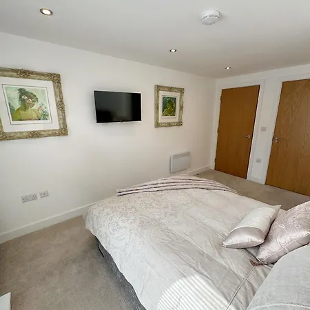 Luxury Penthouse With Private Hot Tub Overlooking Leeds City Centre Exterior photo