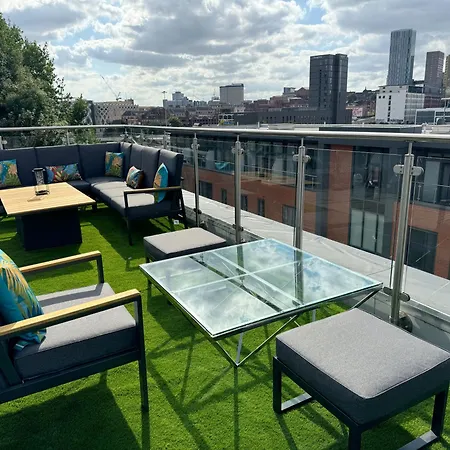 Luxury Penthouse With Private Hot Tub Overlooking Leeds City Centre Exterior photo