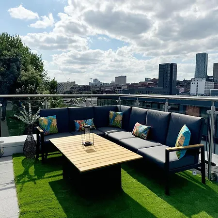Luxury Penthouse With Private Hot Tub Overlooking Leeds City Centre Exterior photo