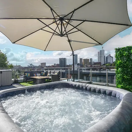 Luxury Penthouse With Private Hot Tub Overlooking Leeds City Centre Exterior photo
