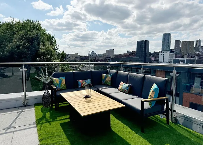 Luxury Penthouse With Private Hot Tub Overlooking Leeds City Centre