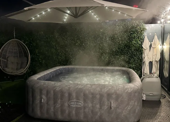 Luxury Penthouse With Private Hot Tub Overlooking Leeds City Centre