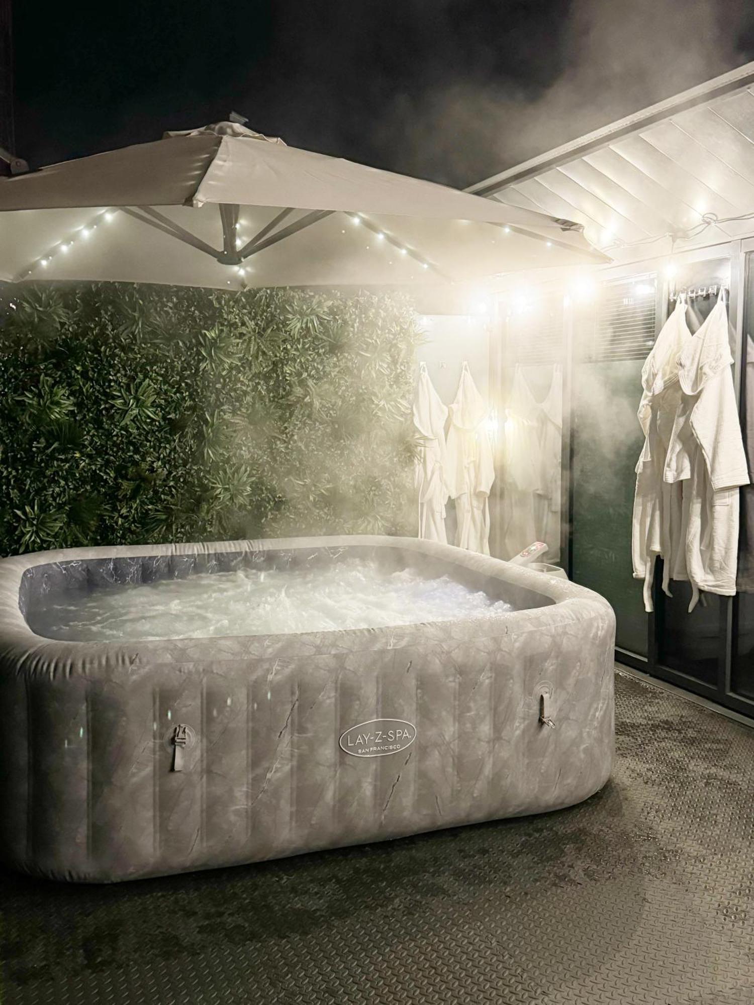Luxury Penthouse With Private Hot Tub Overlooking Centre *