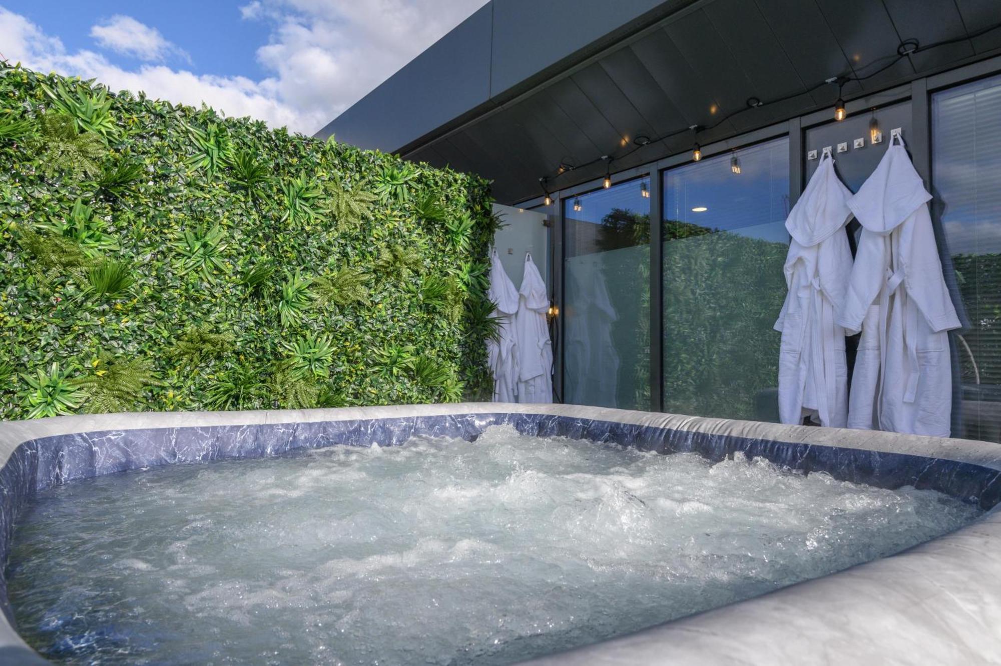 Luxury Penthouse With Private Hot Tub Overlooking Centre * Leeds (West Yorkshire)