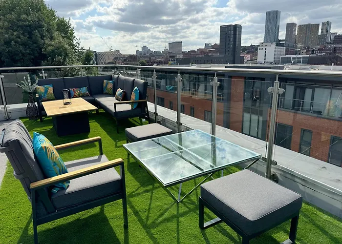 Luxury Penthouse With Private Hot Tub Overlooking Leeds City Centre