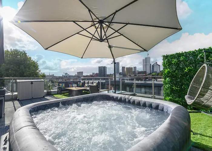 Luxury Penthouse With Private Hot Tub Overlooking Leeds City Centre