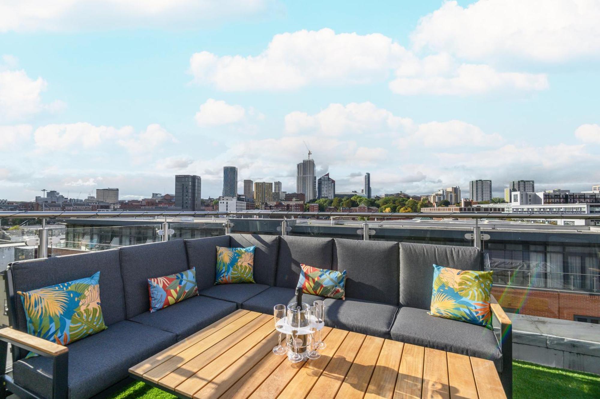 Luxury Penthouse With Private Hot Tub Overlooking Centre *
