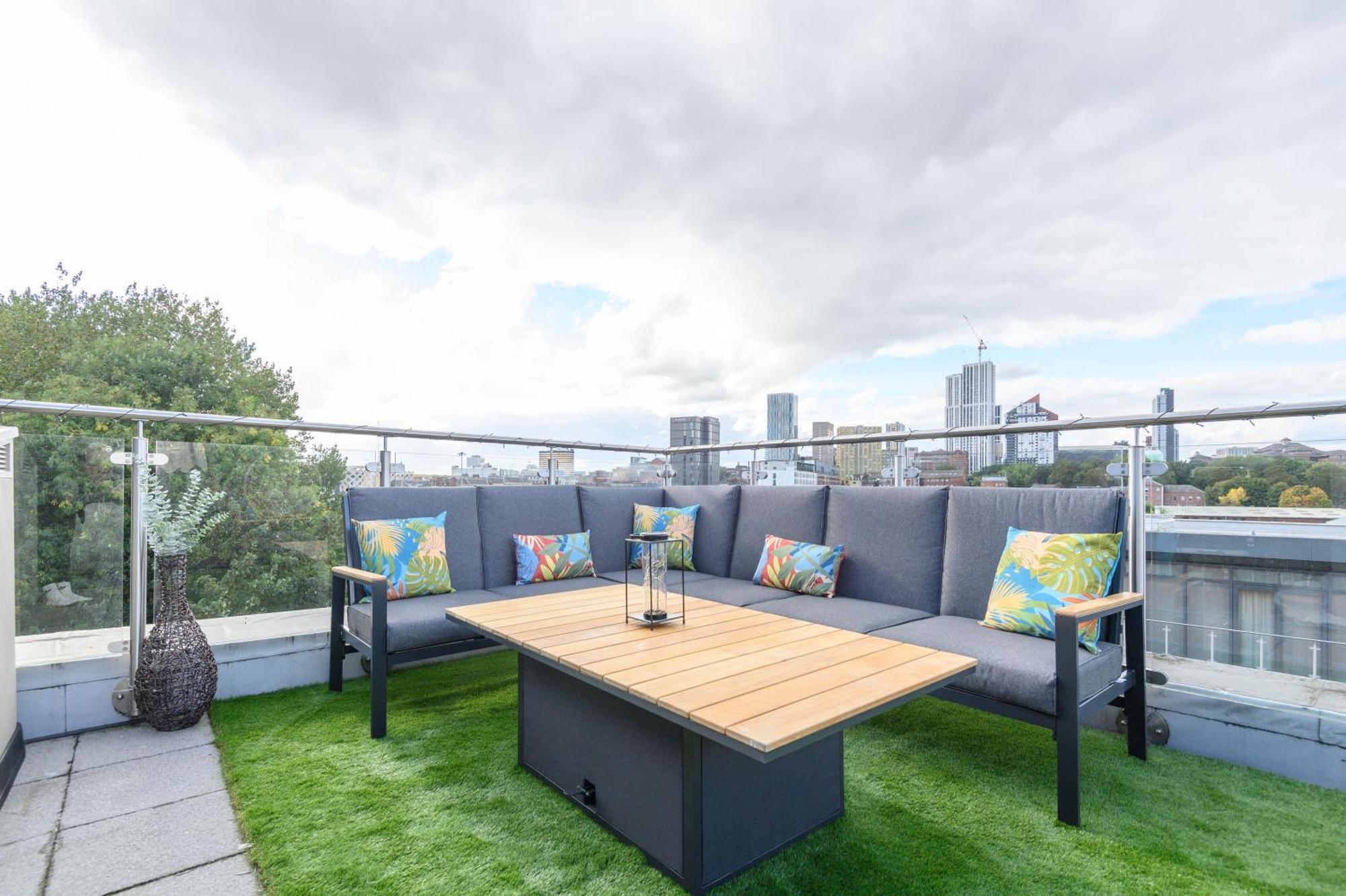 Luxury Penthouse With Private Hot Tub Overlooking Centre Leeds (West Yorkshire)
