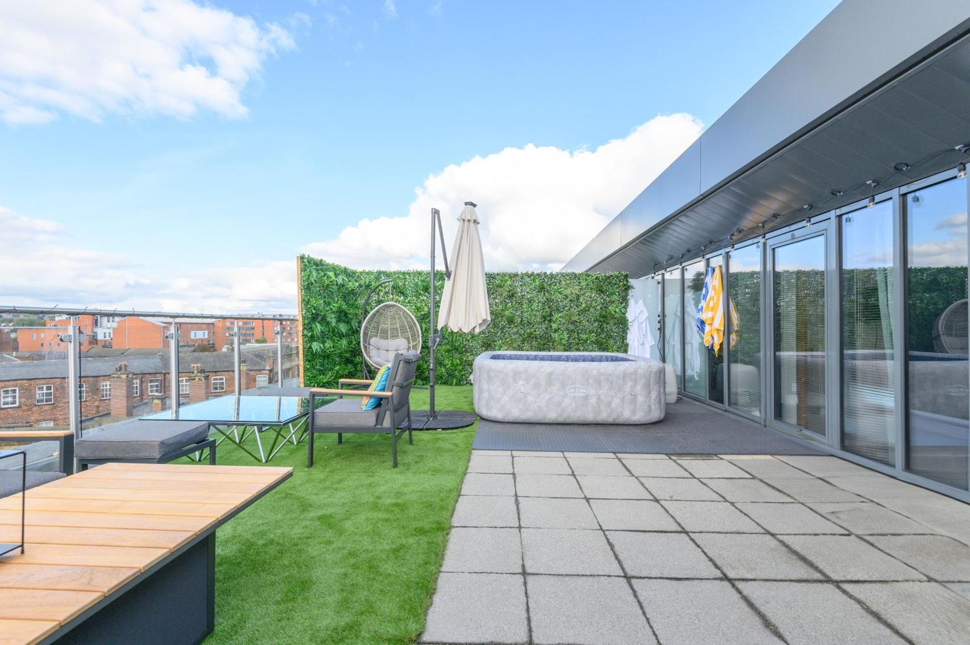 Luxury Penthouse With Private Hot Tub Overlooking Centre * Leeds (West Yorkshire)