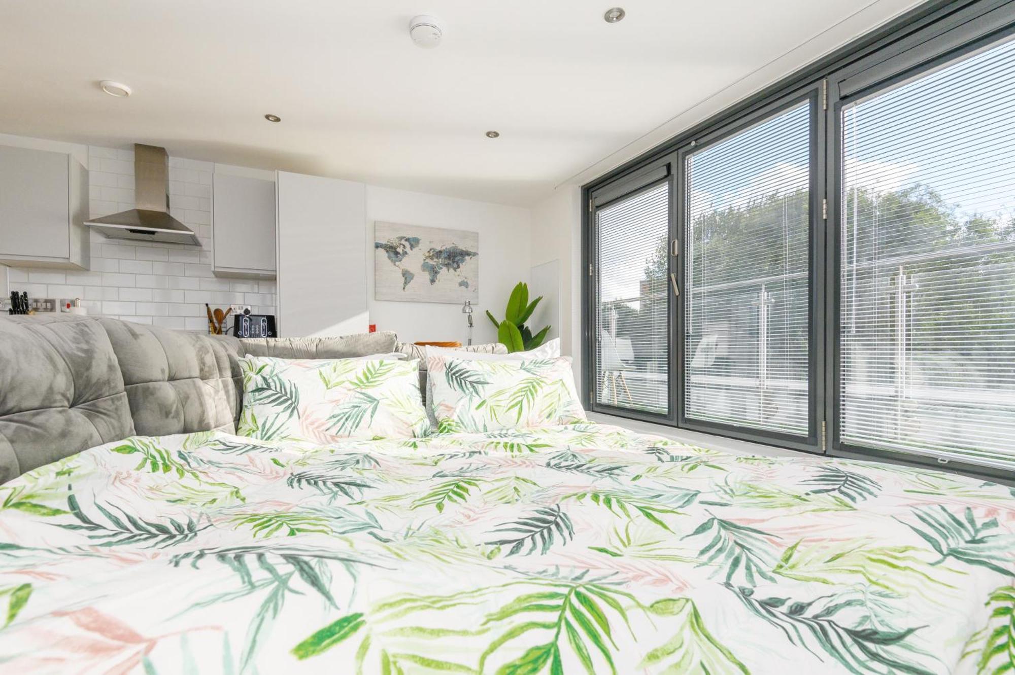 Luxury Penthouse With Private Hot Tub Overlooking Centre