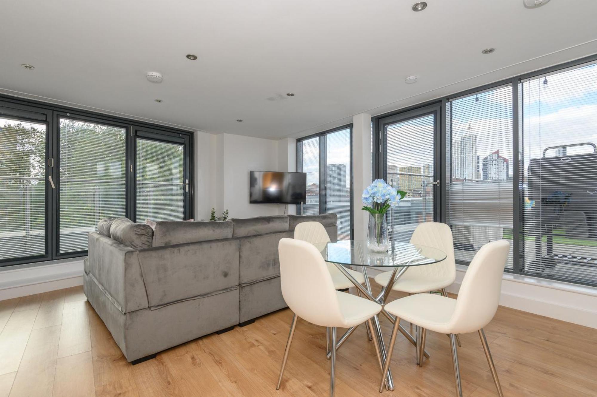 Luxury Penthouse With Private Hot Tub Overlooking Centre *