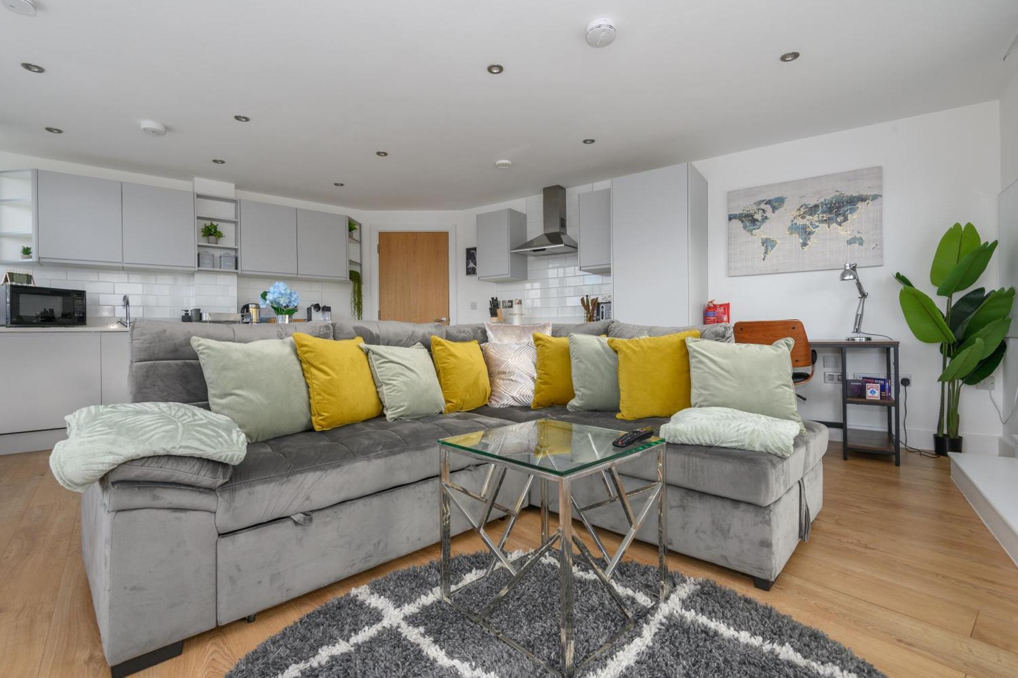 Luxury Penthouse With Private Hot Tub Overlooking Centre *