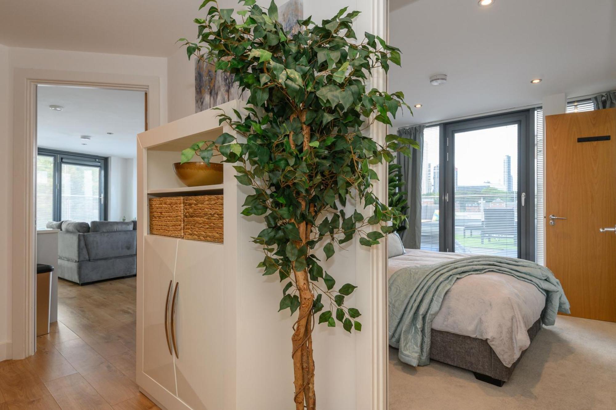 Luxury Penthouse With Private Hot Tub Overlooking Centre *