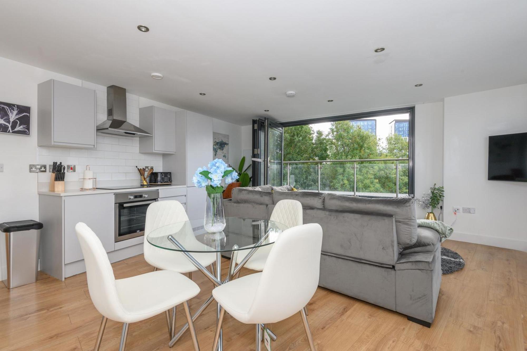 Luxury Penthouse With Private Hot Tub Overlooking Centre