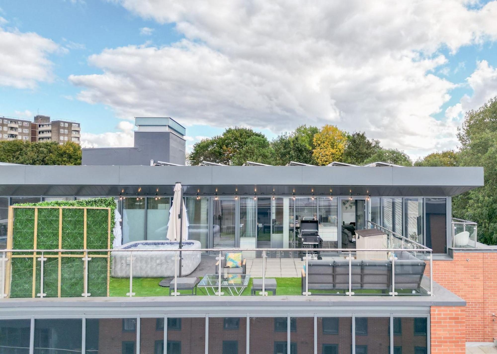 Luxury Penthouse With Private Hot Tub Overlooking Centre * Leeds (West Yorkshire)